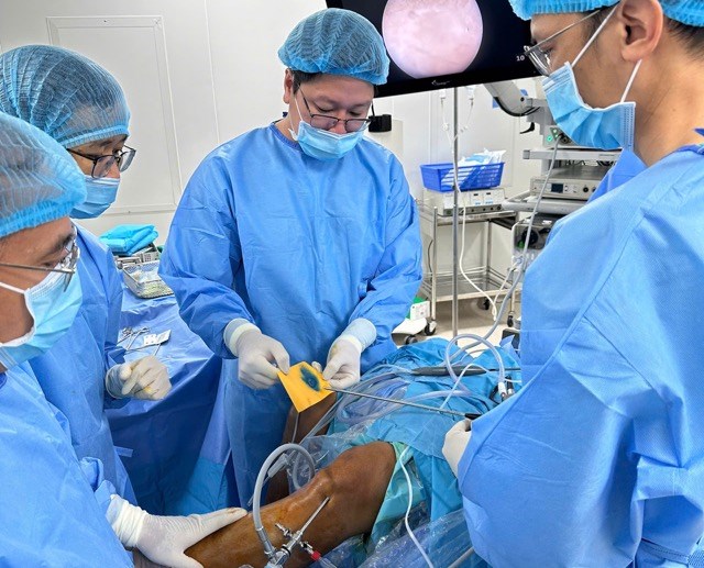 Bác sĩ dùng keo đặc biệt điều trị thoái hóa khớp gối