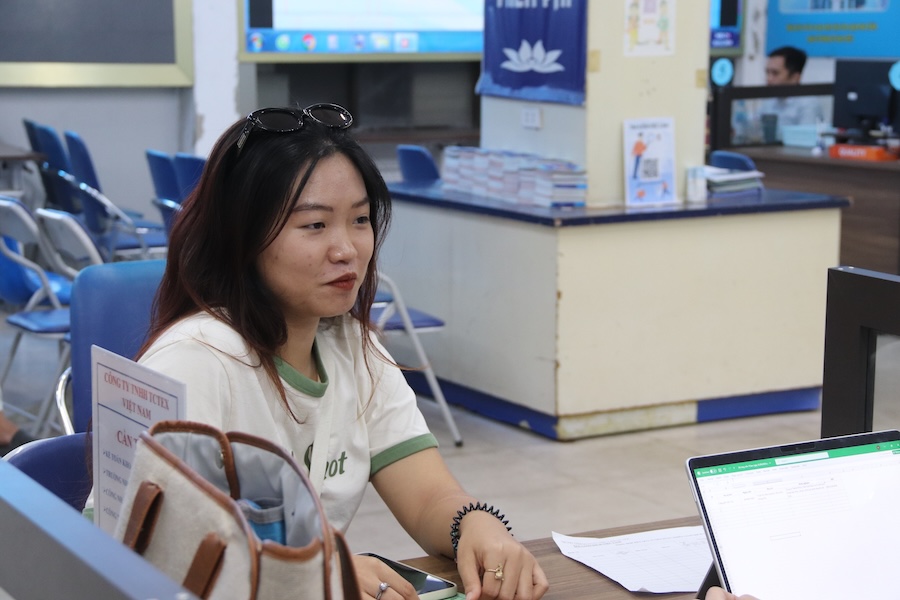 Chị Quỳnh Anh (25 tuổi, Phường Cầu Giấy) có mặt tại Trung tâm Dịch vụ việc làm Hà Nội. Ảnh: Mỹ Linh