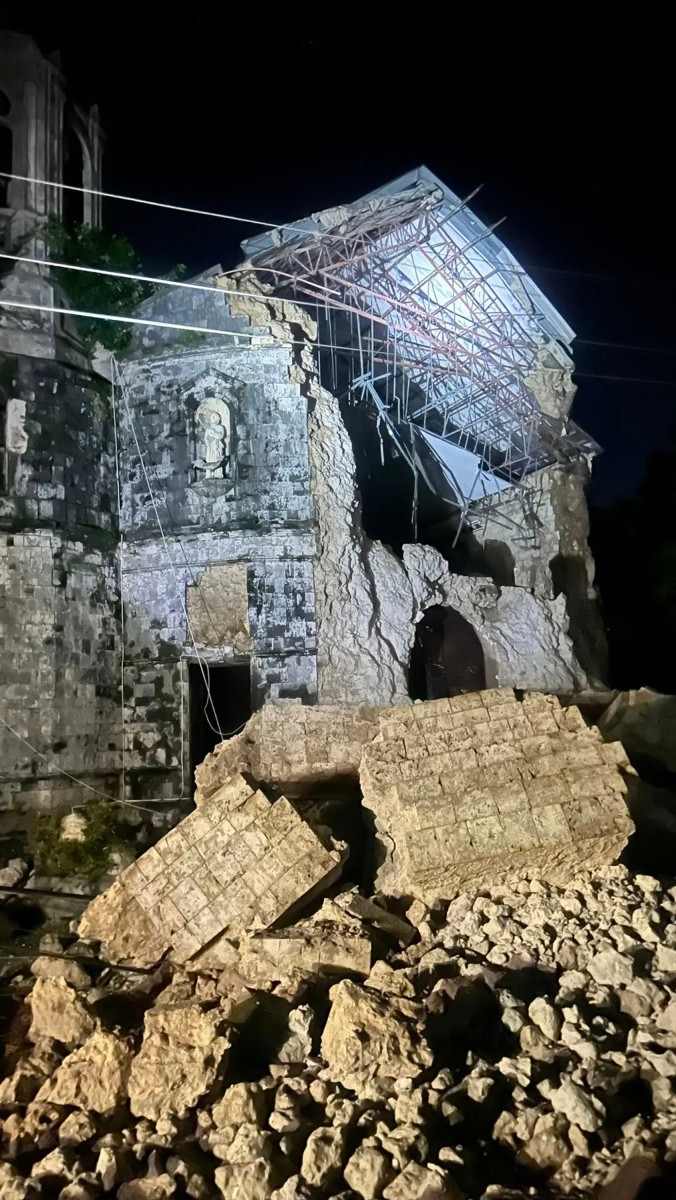 Nhà thờ bị đổ sập. Ảnh: AFP