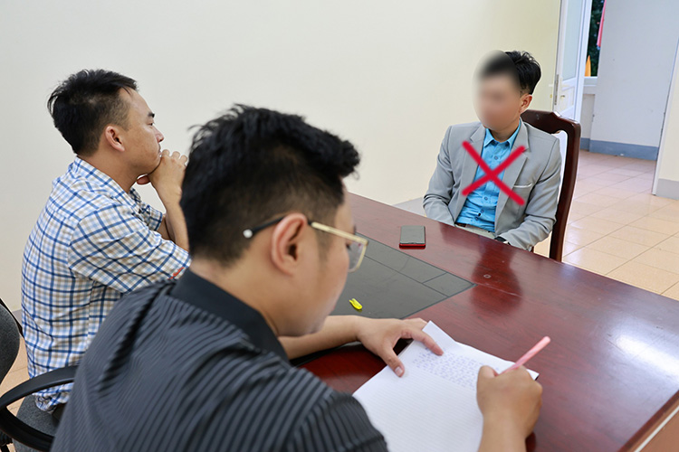 Đối tượng Lý Chỉn L (x) tại cơ quan Công an. Ảnh: Công an Lai Châu