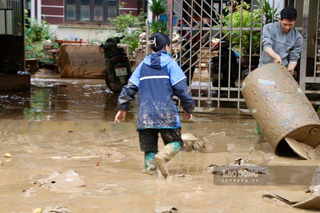Người dân tỉnh Tuyên Quang dọn dẹp sau lũ. Ảnh: Đặng Vũ.