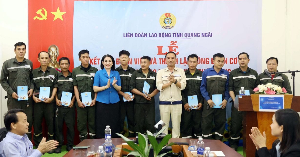 Liên đoàn Lao động tỉnh Quảng Ngãi kết nạp 425 công nhân, lao động đang làm việc tại Công ty TNHH Chế tạo thiết bị Hòa Phát Dung Quất vào tổ chức Công đoàn Việt Nam. Ảnh: Công đoàn Quảng Ngãi