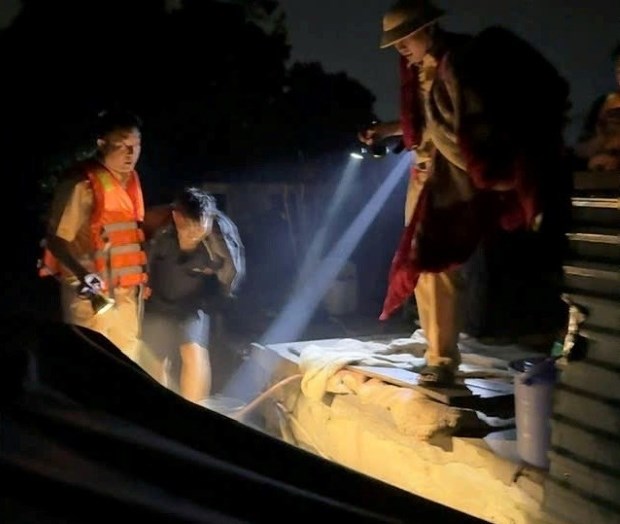 Bắt giữ tàu thủy không biển kiểm soát hút cát chui giữa đêm ở Hải Phòng