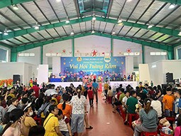 Trao yêu thương mùa Trung thu cho người lao động ở Đồng Nai
