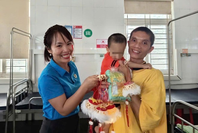 Công đoàn mang 200 suất quà Trung thu tặng các bệnh nhi đang điều trị tại bệnh viện