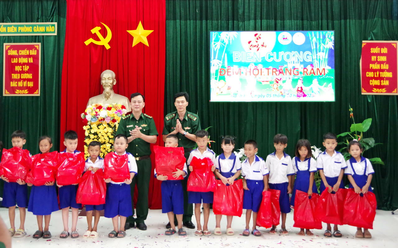 Cán bộ, chiến sĩ Đồn Biên phòng Gành Hào tặng quà Trung thu cho các em học sinh có hoàn cảnh khó khăn.