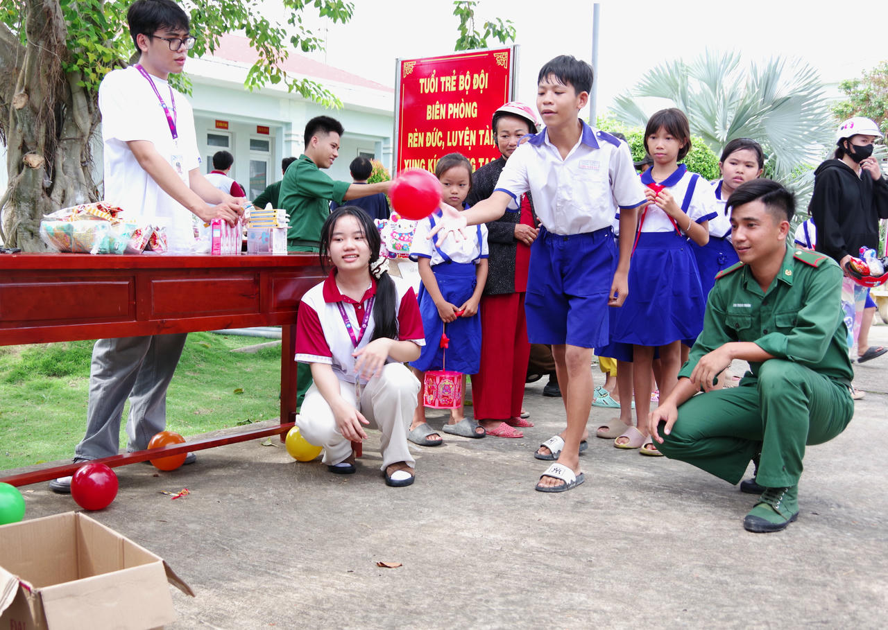Các em học sinh hào hứng tham gia trò chơi dân gian tại Chương trình “Biên cương – Đêm hội trăng rằm” do Đồn Biên phòng Gành Hào tổ chức.