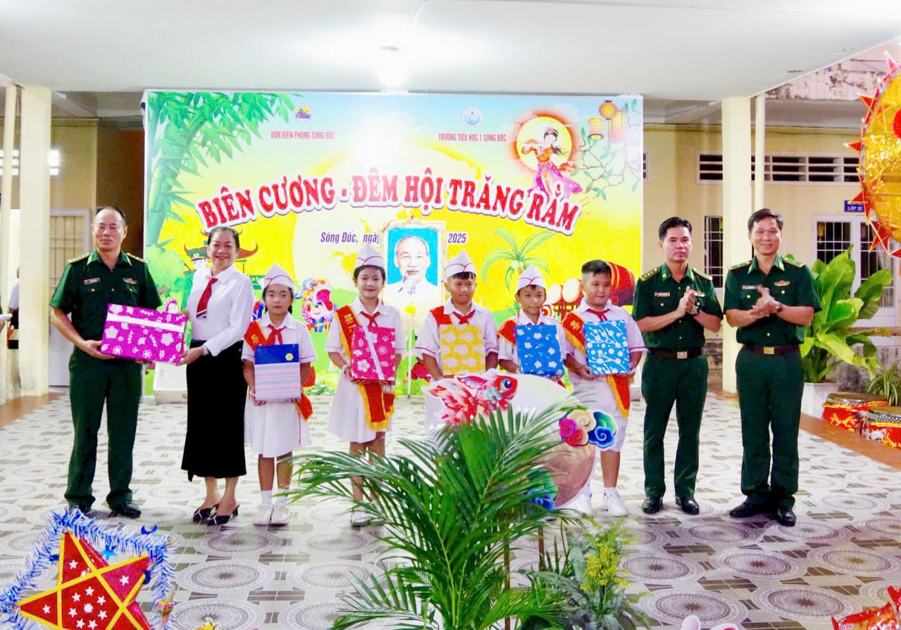Thượng tá Nguyễn Chí Nguyện – Phó Chủ nhiệm Chính trị Ban Chỉ huy BĐBP Cà Mau (thứ hai từ phải sang) và đại diện Đồn Biên phòng Sông Đốc trao quà Trung thu cho học sinh Trường Tiểu học Sông Đốc 1 (xã Sông Đốc).