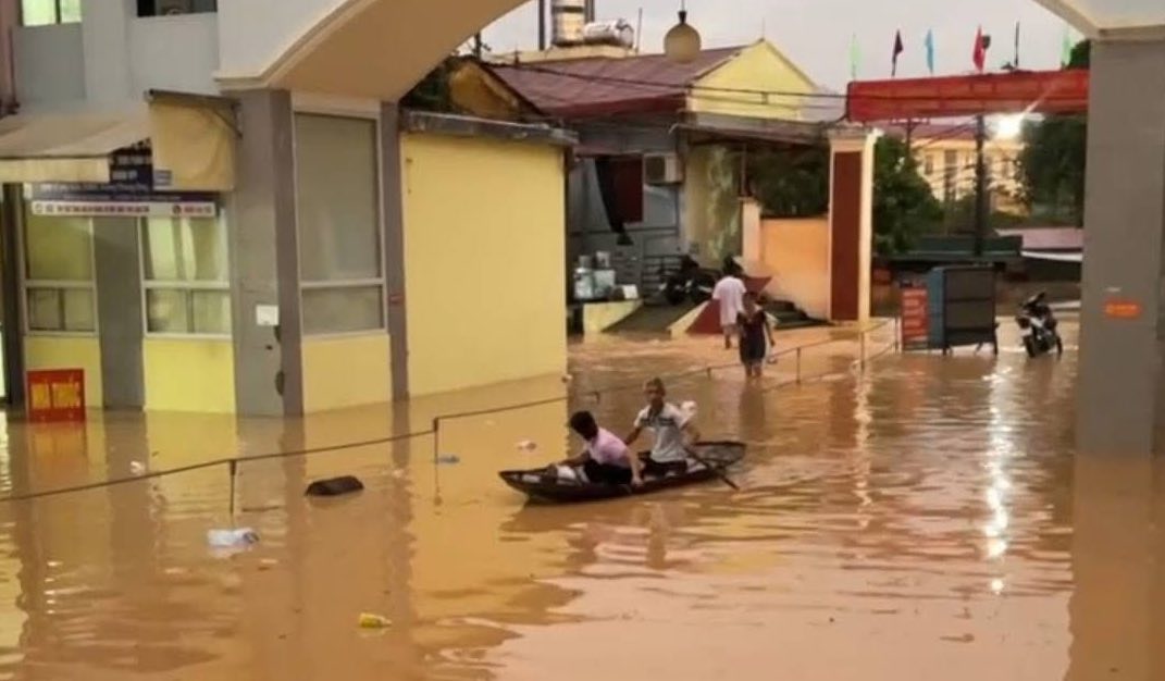 Phương tiện di chuyển duy nhất để khám, chữa bệnh cho bệnh nhân là xuồng. Ảnh: ĐVCC