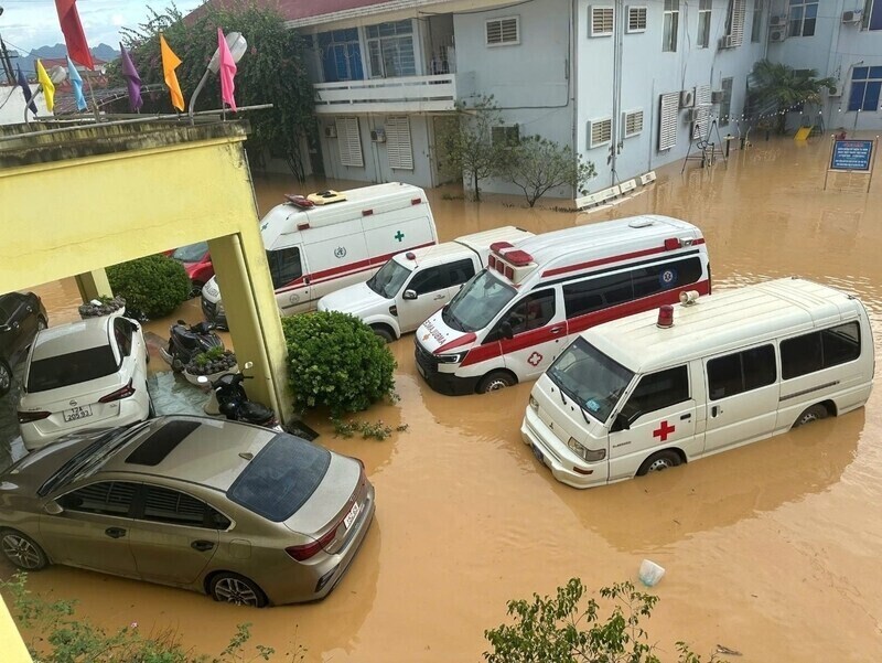 Xe cấp cứu cũng chìm trong biển nước. Ảnh: ĐVCC