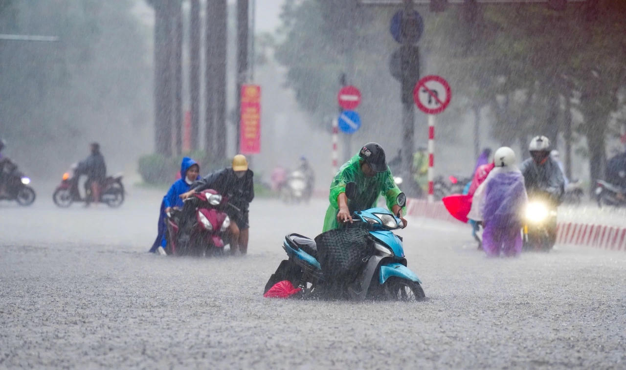 Mưa lớn diện rộng khiến nhiều tuyến phố Hà Nội bị ngập sâu. (Ảnh: Tùng Đinh)