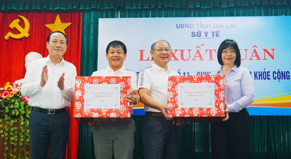 Lãnh đạo tỉnh Gia Lai tặng quà động viên Đoàn y tế. Ảnh: Thảo Khuy