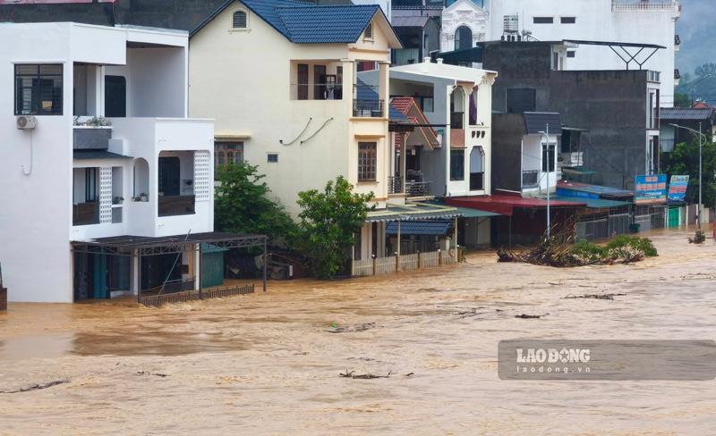 Mưa lũ cuốn đi rất nhiều tài sản của nhân dân. Ảnh: Tân Văn