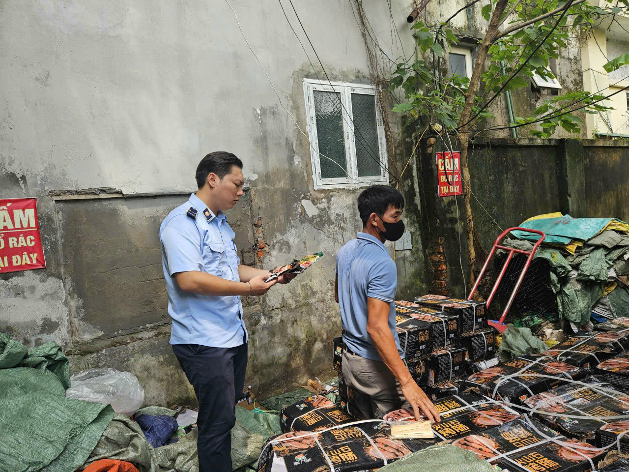 Toàn bộ hơn 1,6 tấn lạp xưởng đều không có nguồn gốc xuất xứ rõ ràng.