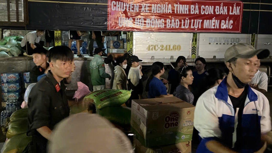 Công an tỉnh Đắk Lắk cùng người dân phân loại và bốc xếp nhu yếu phẩm lên xe từ sáng sớm đến tận tối ngày 11/10. (Ảnh: Đại Đậu)