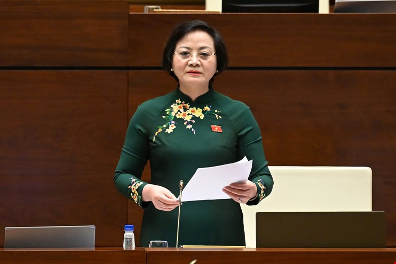 Bộ trưởng Bộ Nội vụ Phạm Thị Thanh Trà trả lời cử tri về mức lương tối thiểu và tuổi nghỉ hưu. Ảnh: Quochoi.vn