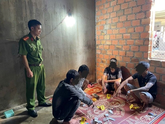 Bốn thanh niên ở Quảng Ngãi sử dụng ma túy rồi ngủ, mở mắt dậy thì bị bắt