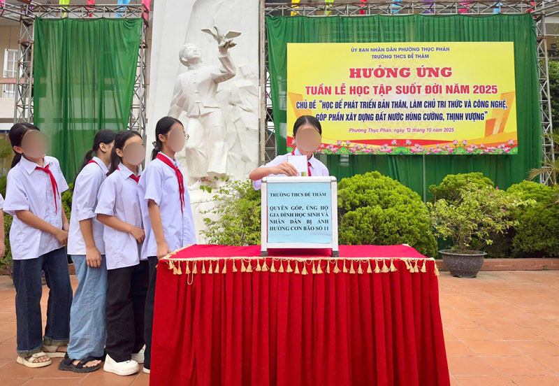 Các em học sinh hưởng ứng phong trào quyên góp giúp đỡ đồng bào khó khăn. Ảnh: Tân Văn