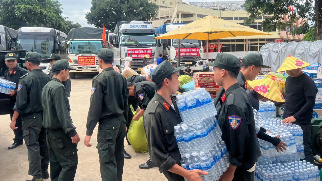 Từ sáng sớm, lực lượng Công an tỉnh Đắk Lắk cùng người dân miệt mài phân loại, bốc xếp nhu yếu phẩm lên xe cứu trợ. (Ảnh: Đại Đậu)