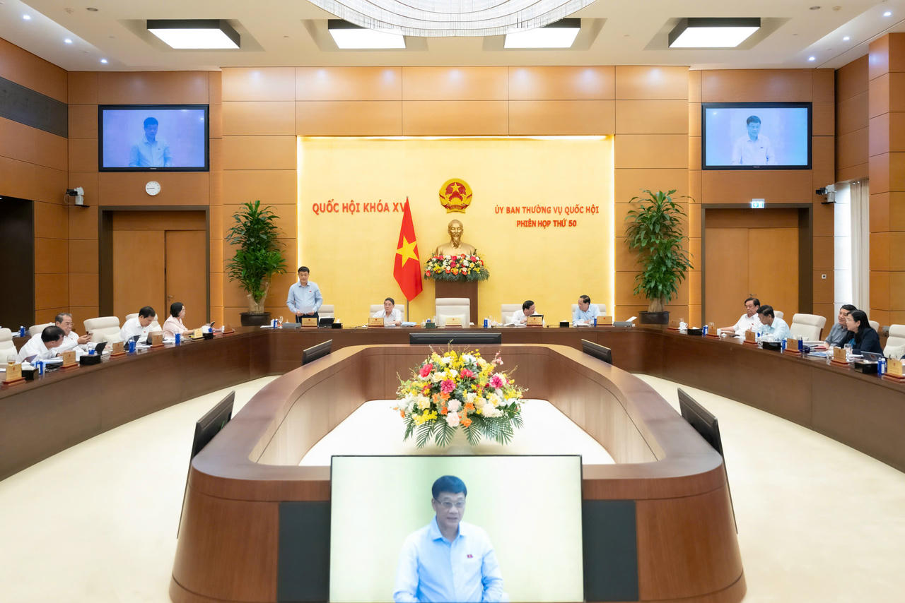 Phó Chủ tịch QH Vũ Hồng Thanh điều hành nội dung phiên họp.