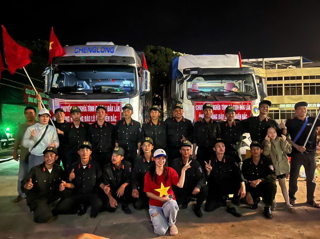 Đại úy Nguyễn Mạnh Toàn (đứng thứ 5 từ phải qua) chụp cùng đồng đội và người dân. (Ảnh: Đại Đậu)