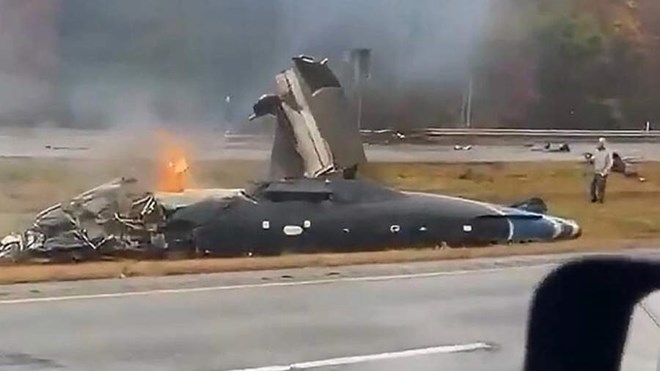 Máy bay lao xuống cao tốc Mỹ giữa giờ cao điểm, bốc cháy dữ dội