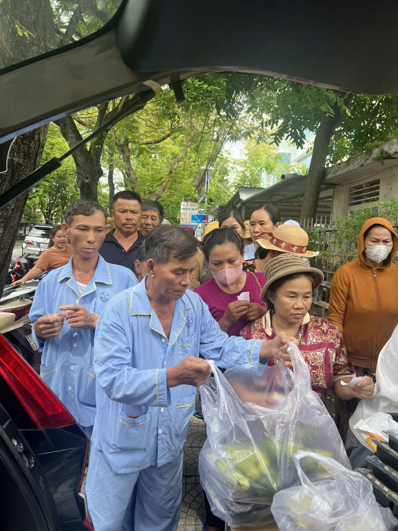 Nhiều bệnh nhân và người nhà bệnh nhân nhận cơm trước cổng Bệnh viện Y Dược Huế. Ảnh: Nguyễn Tuấn