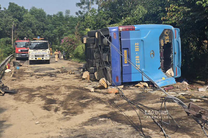 Vụ tai nạn khiến 2 người tử vong tại chỗ, 1 người tử vong trên đường đi cấp cứu. Ảnh: Văn Đức