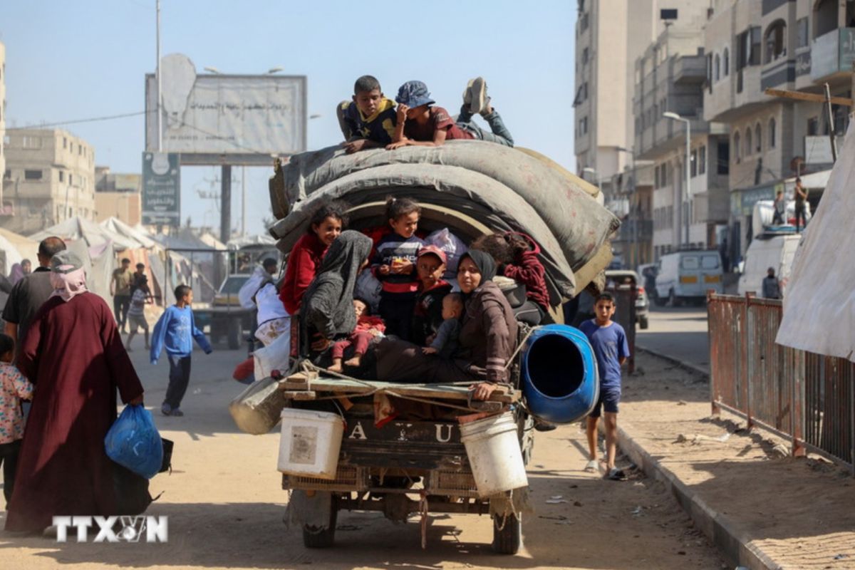 Người dân Palestine mang theo đồ đạc trở về thành phố Gaza ngày 11.10.2025. Ảnh: TTXVN