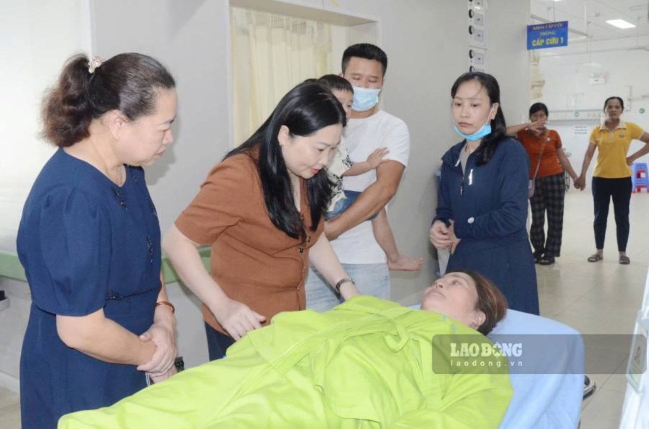 Lãnh đạo tỉnh Lào Cai thăm hỏi sức khỏe các nạn nhân vụ tai nạn. Ảnh: Văn Đức