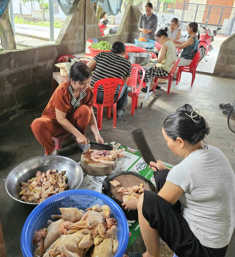 Trong một buổi chế biến thực phẩm của chị em trong nhóm nấu cơm. Ảnh: Nguyễn Tuấn