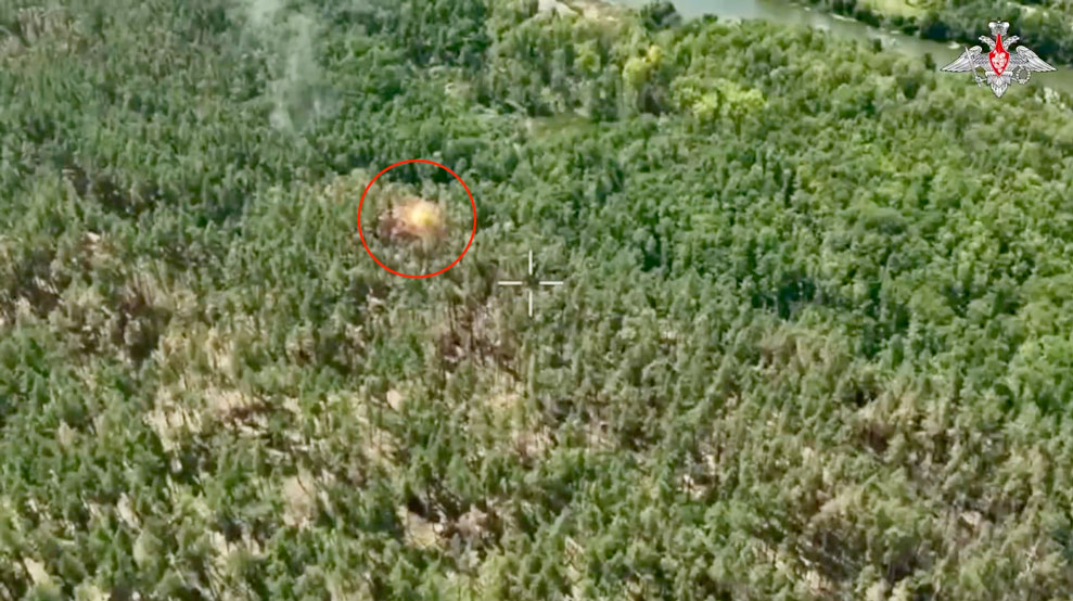 Vòng tròn đỏ đánh dấu lúc căn cứ của Ukraina trúng đạn pháo từ xe tăng Nga ngày 14.10. Ảnh: Bộ Quốc phòng Nga