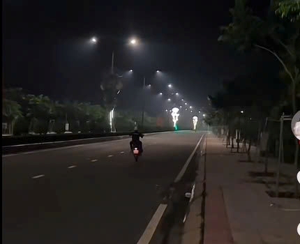 Nam thanh niên đi xe máy bốc đốc. Ảnh: Cắt từ clip công an cung cấp