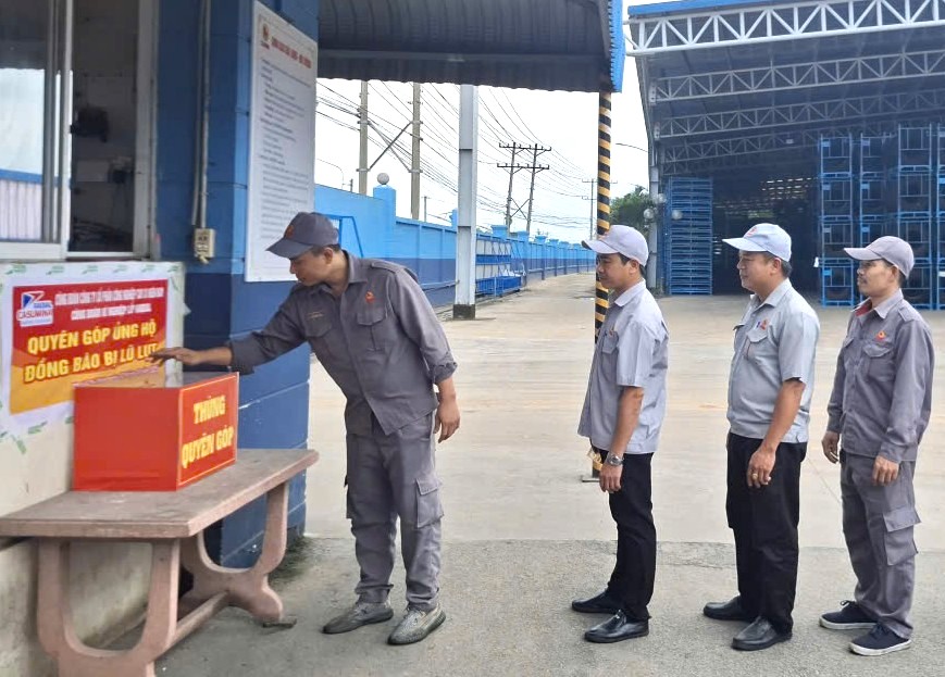 Người lao động của CASUMINA đóng góp ủng hộ đồng bào bị thiệt hại do bão lũ gây ra. Ảnh: Đức Long.