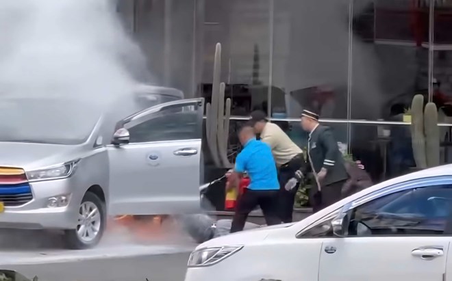 Kịp thời giải cứu tài xế mắc kẹt trong taxi đang bốc cháy ở Lâm Đồng