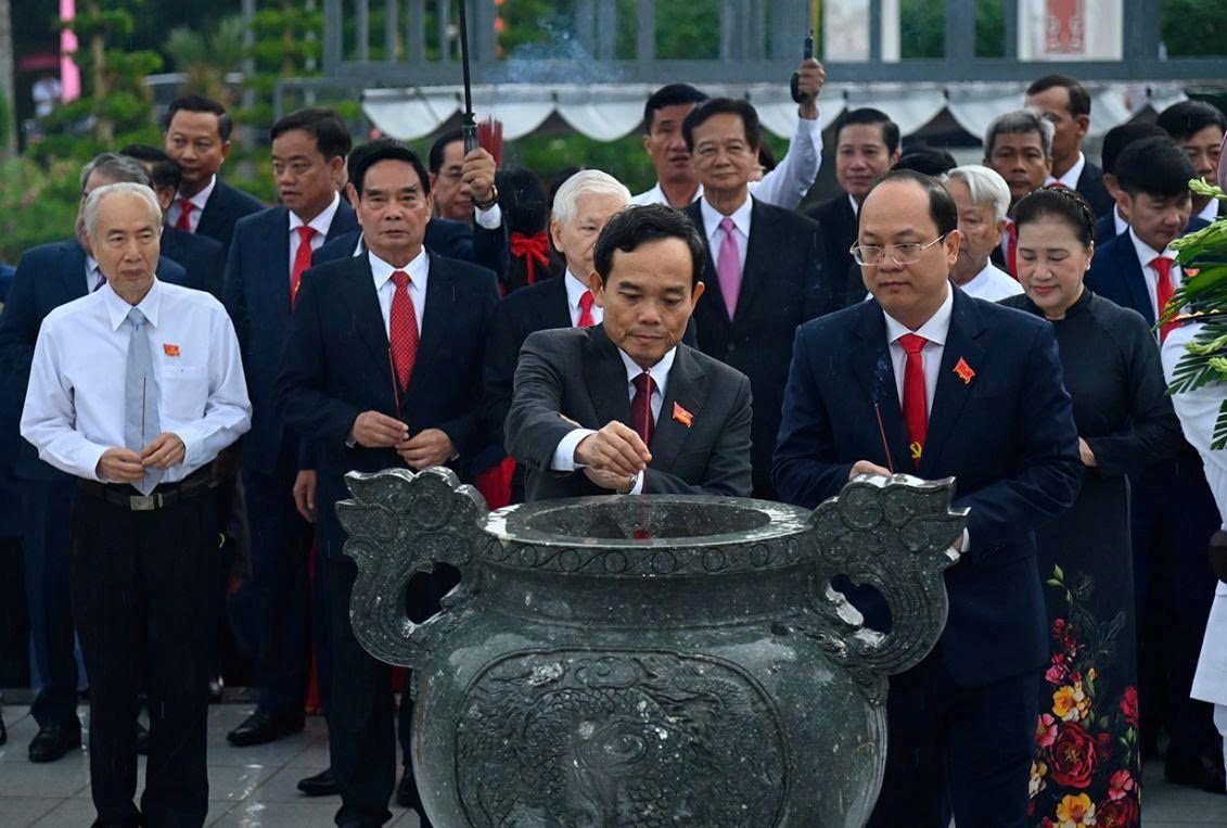 Trước khi khai mạc ông các đồng chí lãnh đạo, nguyên lãnh đạo Đảng, Nhà nước dâng hương tại Khu tưởng niệm Chủ tịch Hồ Chí Minh. Ảnh: BTC Đại hội cung cấp