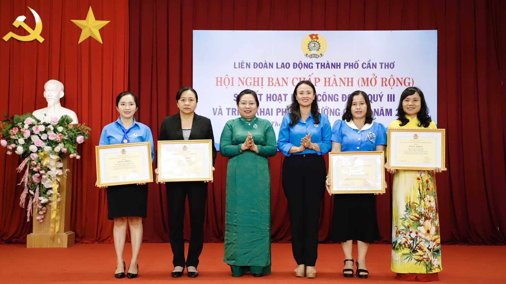 Khen thưởng. Ảnh: Hồng Vân