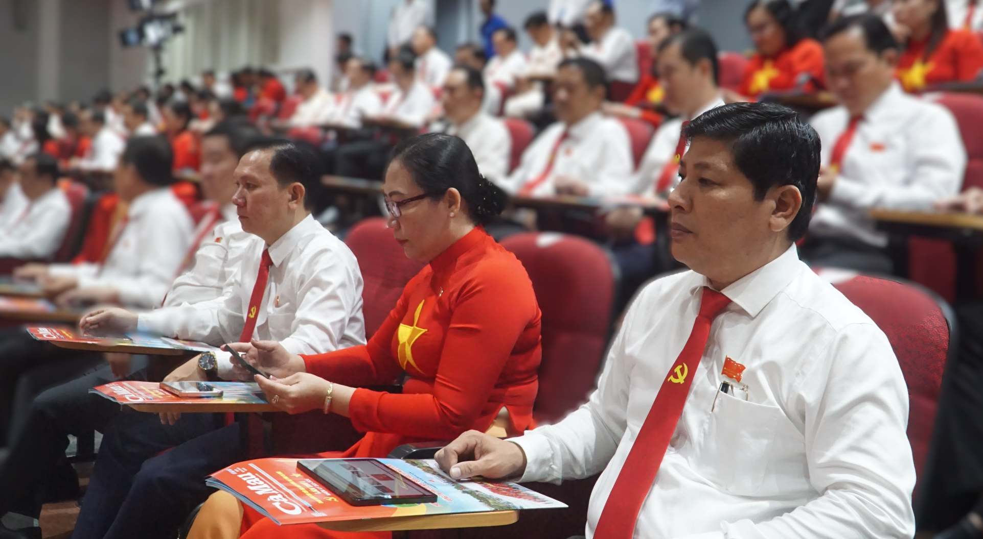 Đại biểu dự Đại hội đảng tỉnh Cà Mau không sử dụng tài liệu giấy. Ảnh: Nhật Hồ