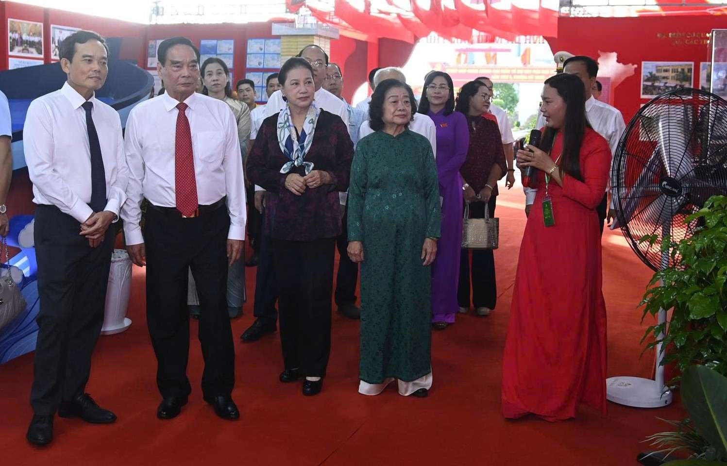 Lãnh đạo, nguyên lãnh đạo Đảng, nhà nước tham quan trưng bày thành tựu kinh tế - xã hội tỉnh Cà Mau. Ảnh: Nhật Hồ