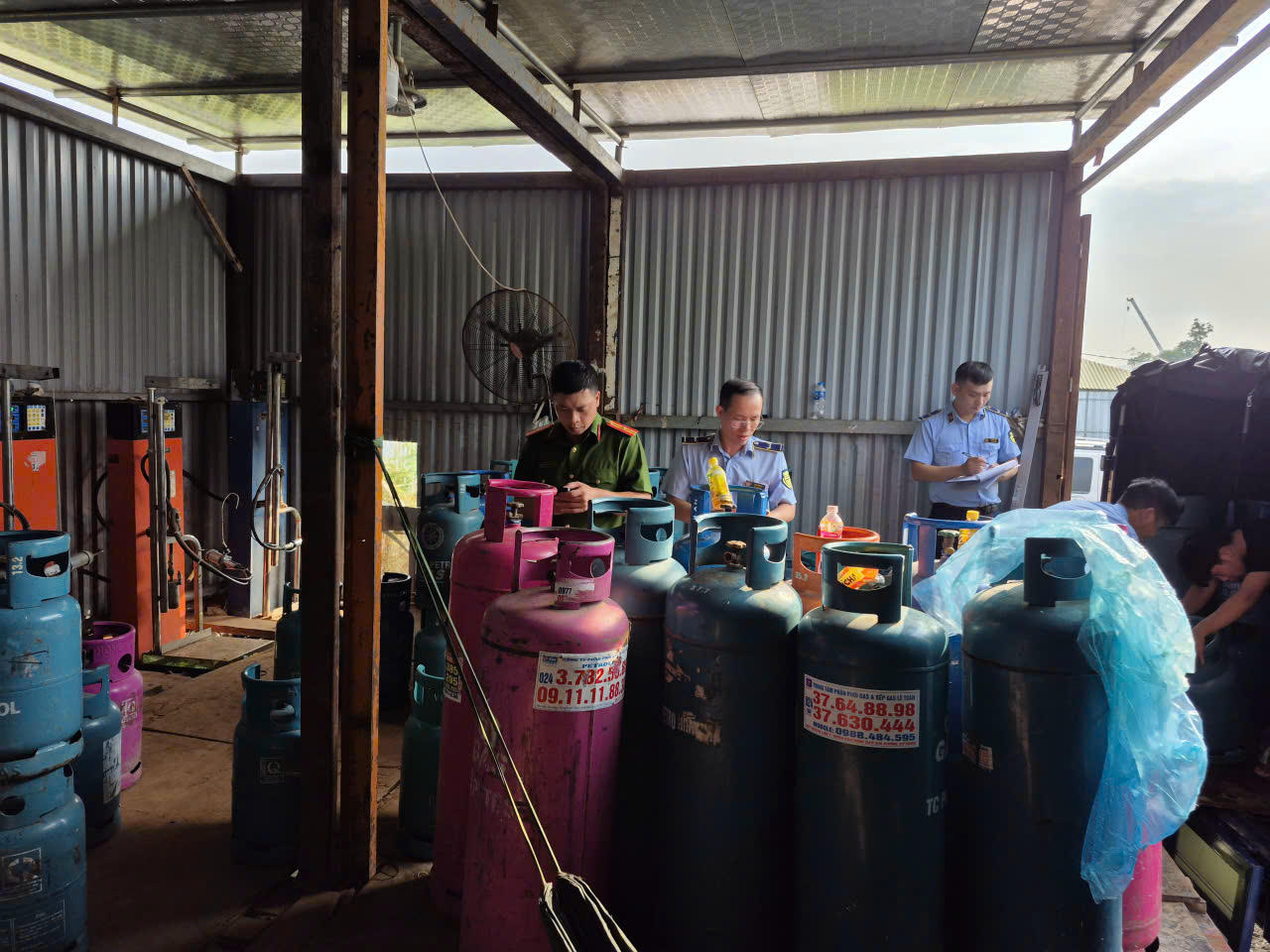 Đội QLTT số 7 phối hợp cùng Công an TP Hà Nội đã phát hiện cơ sở sang chiết, kinh doanh khí LPG trái phép tại xã Thanh Trì.