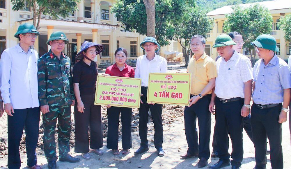 Nguồn kinh phí hỗ trợ của tỉnh được phân bổ, trao đến các xã bị thiệt hại do bão số 10. Ảnh: Ngọc Anh