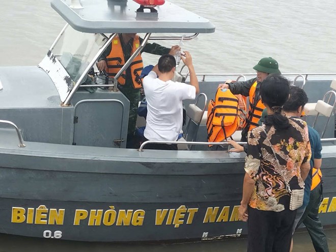 Các y bác sĩ Trung tâm Y tế Đặc khu Vân Đồn phối hợp với lực lượng biên phòng cấp cứu một bệnh nhân từ tuyến đảo về đất liền. Ảnh: CDC Quảng Ninh
