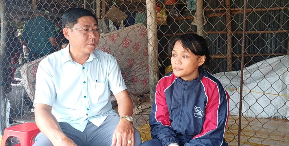 Ông Võ Thanh Toàn – Phó Chủ tịch UBND xã An Biên thăm hỏi, động viên mẹ của cháu bé trong vụ việc. Ảnh: Nam Phương