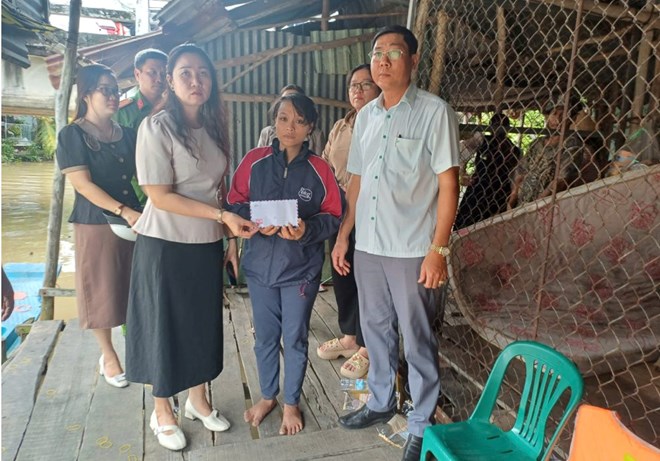 Tích cực tìm kiếm bé trai 4 tháng tuổi nghi rơi xuống kênh xáng ở An Giang