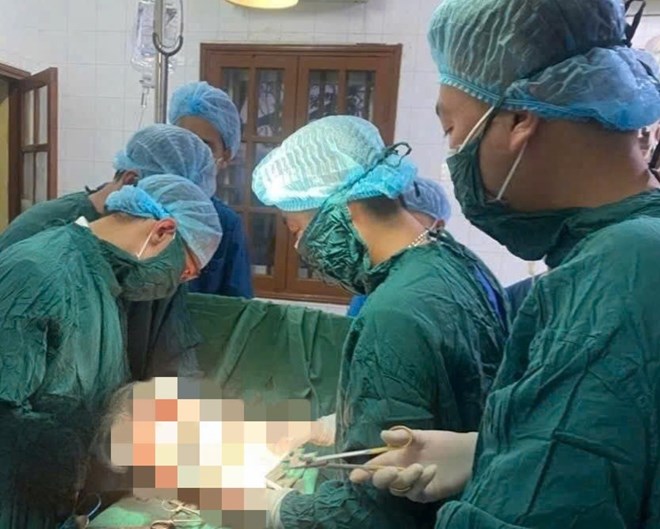 Cấp cứu bệnh nhân chửa ngoài tử cung bị vỡ ở Bạch Long Vỹ, Hải Phòng
