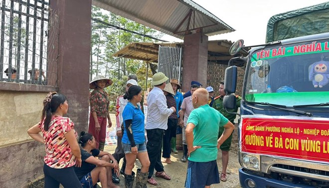Công đoàn Nghĩa Lộ chung tay hỗ trợ đồng bào vùng lũ Thái Nguyên