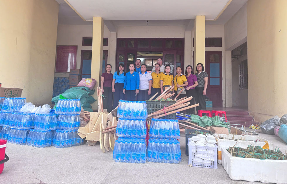 Những món quà thiết thực tiếp thêm động lực, tinh thần, giúp bà con vùng lũ sớm ổn định cuộc sống. Ảnh: An Vi