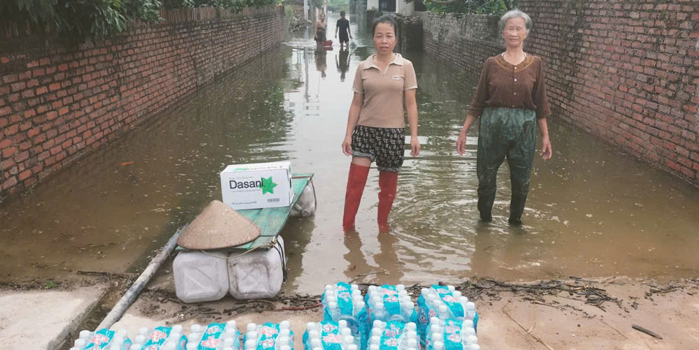 Công đoàn phường Nghĩa Lộ chia sẻ khó khăn với người dân vùng bị ảnh hưởng. Ảnh: An Vi