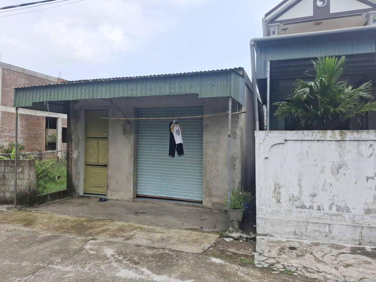 Căn nhà trọ cấp bốn, nơi cháu L bị cha dượng dùng gậy và búa đinh đánh dã man. Ảnh: Trần Tuấn.