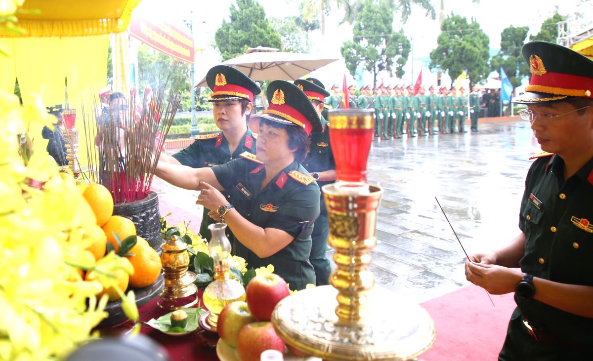 Đại biểu Điện ảnh Quân đội Nhân dân dâng hương. Ảnh: Hưng Thơ